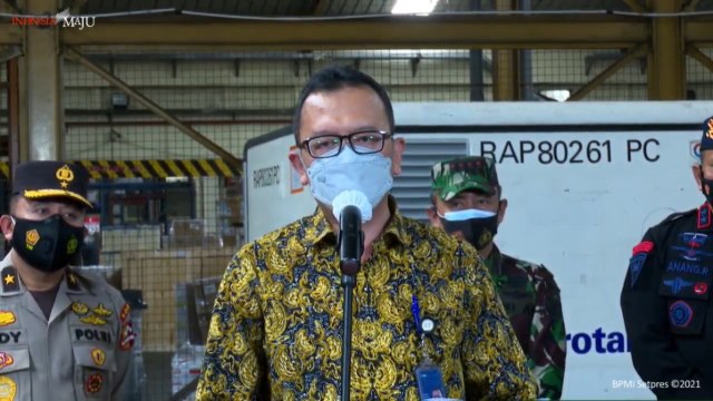 Juru Bicara PT Bio Farma, Bambang Heriyanto memberikan keterangan pers saat kedatangan Vaksin corona Sinovac tahap 4, di Bandara Internasional Soekarno Hatta, Selasa (2/2) Foto: Youtube/Sekretariat Presiden