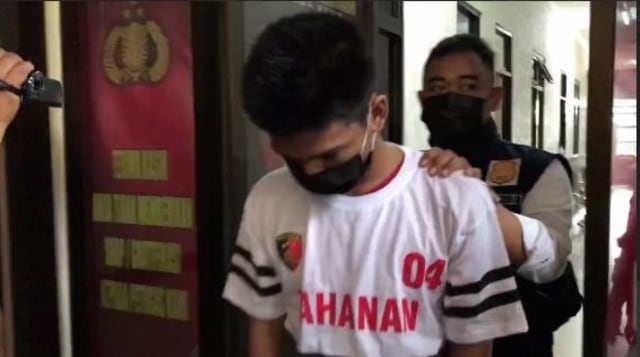 Polisi Jerat Tiga Remaja Batam Admin Grup WA Porno dengan UU ITE