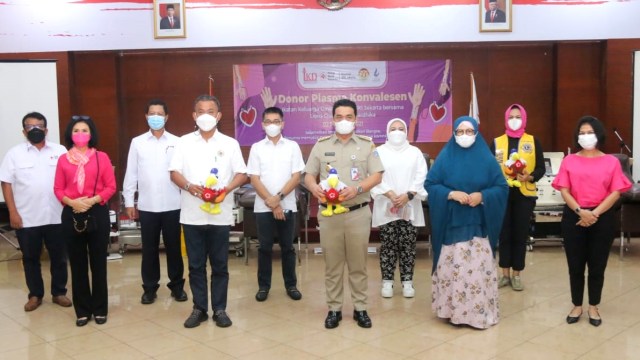 Wakil Gubernur DKI Jakarta Ahmad Riza Patria usai mendonorkan plasma darahnya, di Kantor PMI DKI Jakarta pada Selasa (2/1). Foto: PPID DKI Jakarta