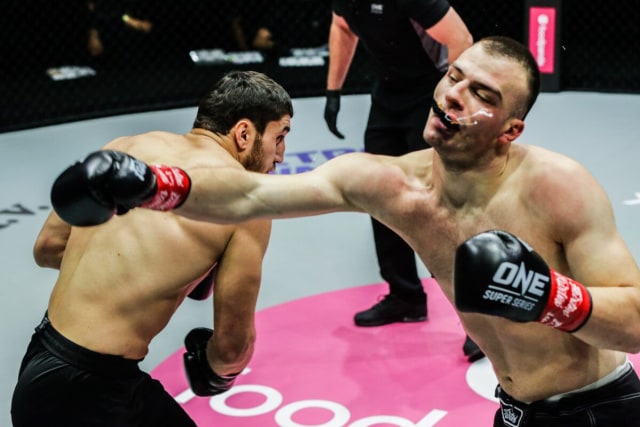 Aksi Beybulat Isaev saat melemparkan pukulan misil yang buat lawannya tersungkur di ONE: UNBREAKABLE III (ONE Championship)