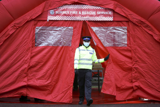 Seorang petugas polisi terlihat di Stasiun Pemadam Kebakaran Woking, di tengah wabah penyakit coronavirus (COVID-19) di Woking, Inggris, 2 Februari 2021. Foto: Hannah McKay/Reuters
