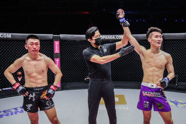Kwon Won Il (kanan) merayakan kemenangan usai mengalahkan Chen Rui (ONE Championship)