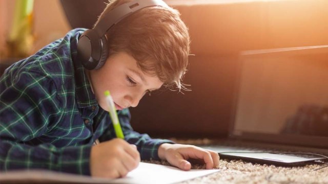 Ilustrasi siswa yabg mengerjakam soal latuhan. Sumber: Gettyimages