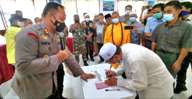 Kapolres Tanjab Barat, AKBP Guntur Saputro memfasilitasi mediasi penyelesaian permasalahan tersebut. Foto: dok. Polres Tanjab Barat