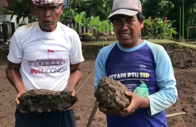 Kiri -Jaelan Lempog , 70 tahun , kanan - M. Ramdan , 53 tahun adalah dua orang yang pertama kali menemukan uang kepeng/ uang gobog