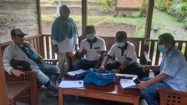 TACB menerima penjelasan dari Wowok Meirianto owner Waroeng Kemarang ( foto Kang Aik )