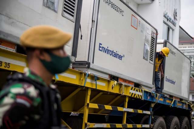 Prajurit TNI berjaga di dekat Envirotainer berisi vaksin corona Sinovac dalam bentuk bulk, di Bio Farma, Bandung, Jawa Barat, Selasa (2/2). Foto: M Agung Rajasa/ANTARA FOTO