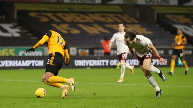 Pemain Arsenal David Luiz menjatuhkan pemain Wolves di kotak penalti pada pertandingan lanjutan Premier League di Stadion Molineux, Wolverhampton, Inggris. Foto: Nick Potts/Pool/REUTERS