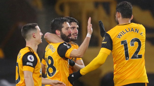 Selebrasi pemain Wolves usai mencetak gol ke gawang Arsenal pada pertandingan lanjutan Premier League di Stadion Molineux, Wolverhampton, Inggris.
 Foto: Catherine Ivill/Pool/REUTERS