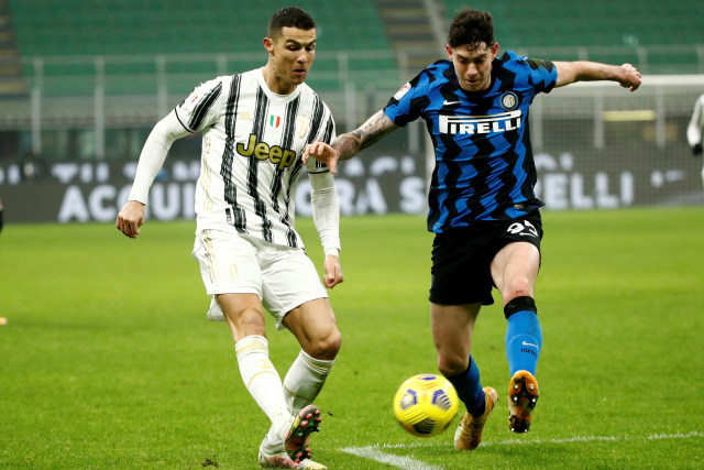Pemain Inter Milan Alessandro Bastoni berebut bola dengan pemain Juventus Cristiano Ronaldo. Foto: Alessandro Garofalo/REUTERS