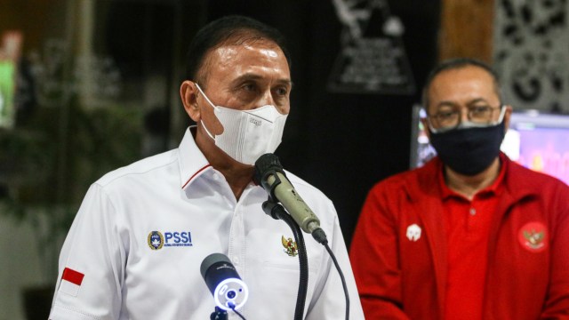Ketua Umum PSSI Mochamad Iriawan (kiri) disaksikan oleh Direktur Utama PT Liga Indonesia Baru Akhmad Hadian Lukita memberikan keterangan pers usai mengadakan pertemuan, di Gedung Kemenpora, Jakarta, Selasa (2/2). Foto: Rivan Awal Lingga/ANTARA FOTO