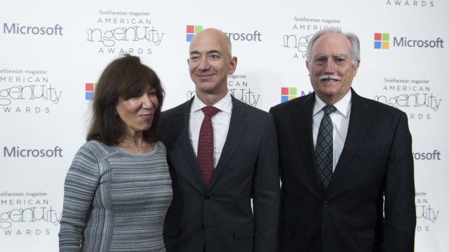 Jeff Bezos bersama kedua orang tuanya, Jackie Bezos (kiri) dan Mike Bezos (kanan). Foto: Molly Riley/Reuters