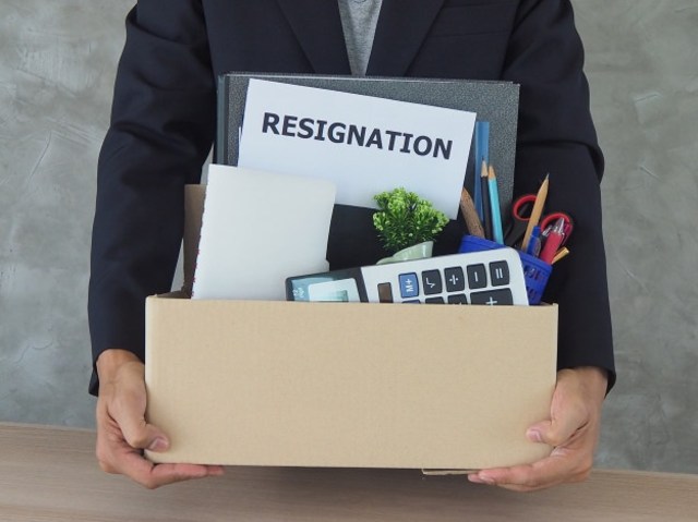 Ilustrasi menulis surat pengunduran diri atau resign. Foto: Freepik