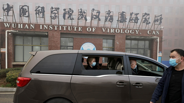 Peter Daszak dan Thea Fischer, anggota tim Organisasi Kesehatan Dunia (WHO) yang bertugas menyelidiki asal-usul penyakit virus korona (COVID-19) di Wuhan, China. Foto: Thomas Peter/REUTERS