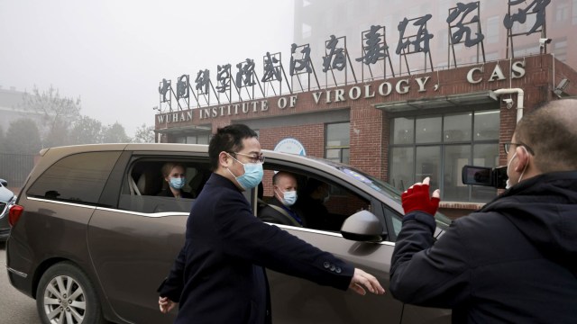 Peter Daszak dan Thea Fischer, anggota tim Organisasi Kesehatan Dunia (WHO) yang bertugas menyelidiki asal-usul penyakit virus korona (COVID-19) di Wuhan, China. Foto: Thomas Peter/REUTERS