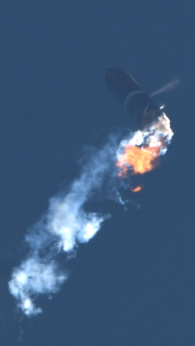 SpaceX Starship SN9 meluncur untuk uji terbang dari fasilitasnya di Boca Chica, Texas, AS, Selasa (2/2). Foto: Gene Blevins/REUTERS