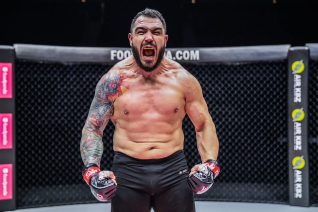 Atlet divisi heavyweight Mauro Cerilli merayakan kemenangan di atas Circle (ONE Championship)
