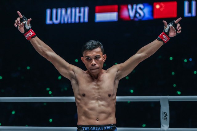 Paul Lumihi menghadapi Thial Tang dalam 