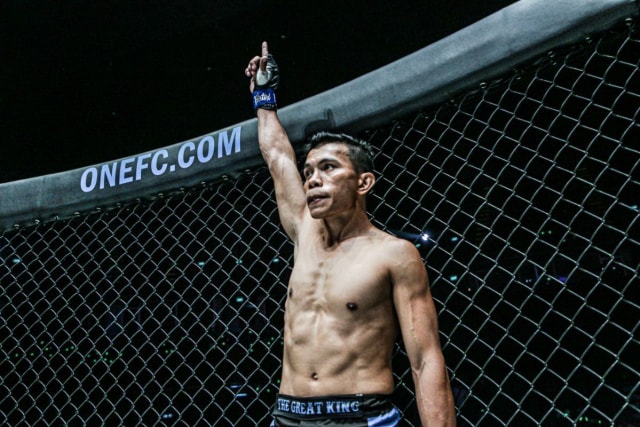 Paul Lumihi berada di atas Circle dalam salah satu laga di ONE Championship (ONE Championship)