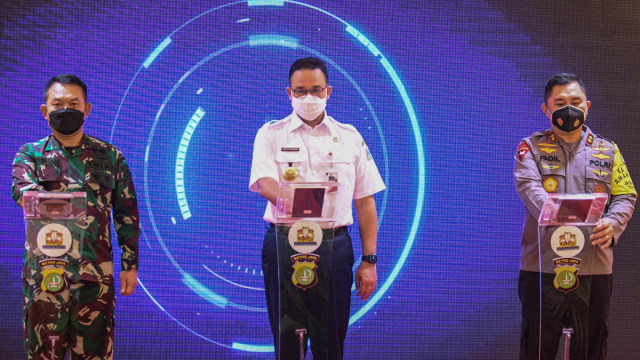 Gubernur DKI Jakarta Anies Baswedan (tengah), Kapolda Metro Jaya Irjen Pol Fadil Imran (kanan), dan Pangdam Jaya Mayjen TNI Dudung Abdurrahman (kiri) saat peluncuran Logo Jakarta Bermasker di Mapolda Metro Jaya, Jakarta, Rabu (3/2). Foto: M Risyal Hidayat/ANTARA FOTO