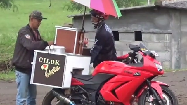 Cilok pakai motor sport. (Foto: @garasiphotogtx/TikTok)