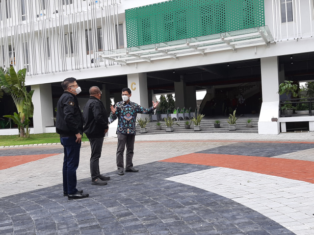 Ketua STIE Perbanas Surabaya, Dr. Yudi Sutarso, S.E., M.Si., meninjau Gedung C STIE Perbanas Surabaya. Foto-foto: Amanah Nur Asiah/Basra