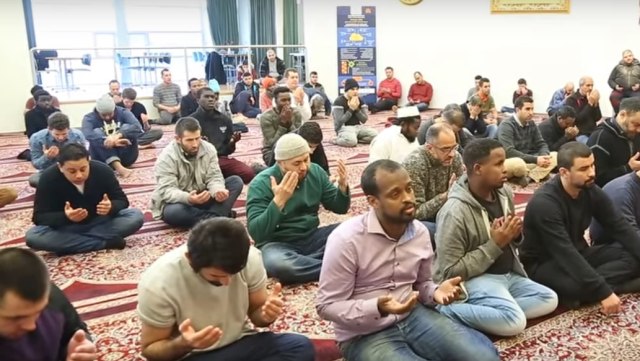 Potret umat Muslim di Islandia. Foto: Youtube/karimaskari