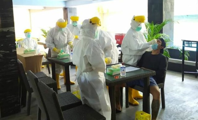 Tes swab dilakukan untuk mendeteksi COVID-19 - IST