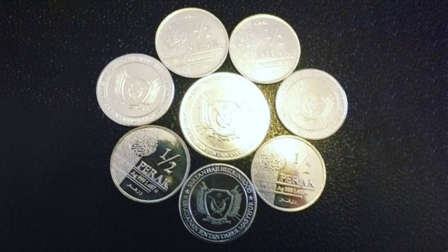 Sejoli 0,5 dan 1 Dirham Kesultanan Bintan Darul Masyhur. Foto: Facebook/Zaim Saidi