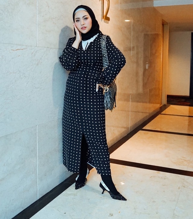 Tampil serba lilac. Foto: Instagram @rachelvennya