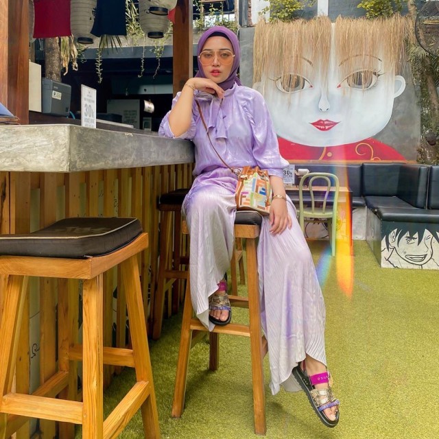Tampil serba lilac. Foto: Instagram @rachelvennya