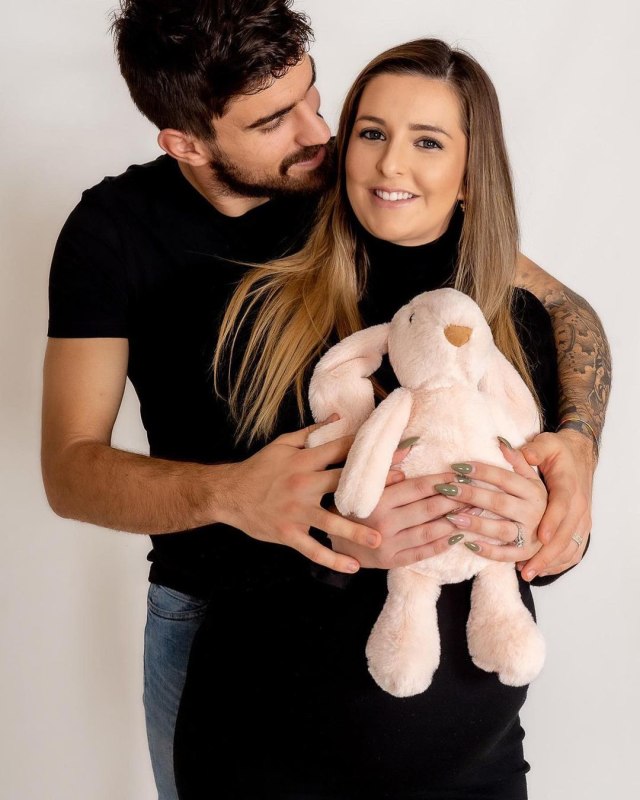 Gelandang Wolves, Ruben Neves bersama sang istri, Debora Lourenco. Foto: Instagram/@rubendsneves