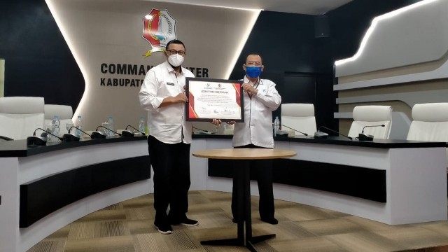 Kepala BPS Kabupaten Bojonegoro, Ir Firman Bastian MSi dan Kepala Dinas Kominfo Kabupaten Bojonegoro, Drs Kusnandaka Tjatur Prasetijo MSi, usia tandatangani komitmen bersama. (foto: istimewa)