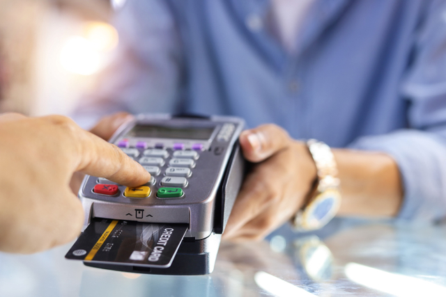 Ilustrasi uang elektronik. Foto: Getty Images