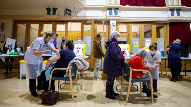 Sejumlah warga Inggris disuntik vaksin corona di Winding Wheel Theatre, Chesterfield, Inggris. Foto: Carl Recine/REUTERS