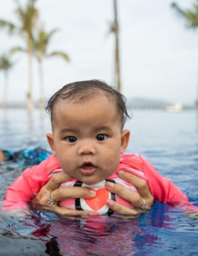 Apakah Bayi Boleh Berenang di Air Berkaporit? Foto: Freepik