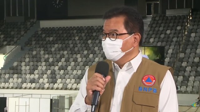 Prof Wiku Adisasmito memantau pelaksanaan vaksinasi massal di Istora Senayan Jakarta, Kamis (4/2). Foto: Youtube/Kementerian Kesehatan RI