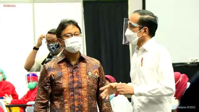 Presiden Joko Widodo bersama Menteri Kesehatana Budi Gunadi Sadikin meninjau vaksinasi COVID-19 massal di Istora Senayan, Jakarta, Kamis (4/2). Foto: Youtube/Sekretariat Presiden