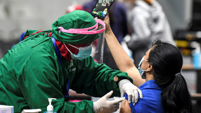 Seorang tenaga kesehatan mendapatkan vaksinasi dosis pertama vaksin coronaSinovac di Istora Senayan, Jakarta, Kamis (4/2). Foto: M Risyal Hidayat/ANTARA FOTO