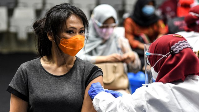 Sejumlah tenaga kesehatan mendapatkan vaksinasi dosis pertama vaksin coronaSinovac di Istora Senayan, Jakarta, Kamis (4/2). Foto: M Risyal Hidayat/ANTARA FOTO