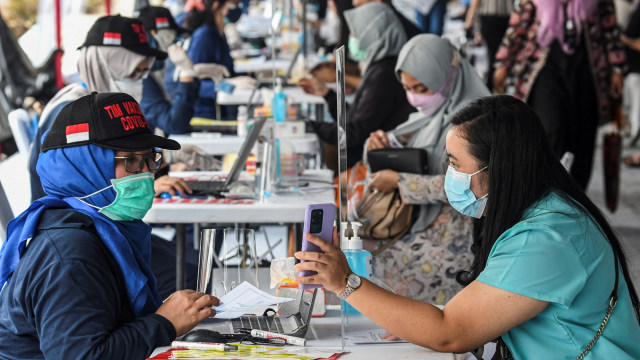 Tenaga kesehatan melakukan registrasi sebelum mendapatkan vaksinasi dosis pertama vaksin coronaSinovac di Istora Senayan, Jakarta, Kamis (4/2). Foto: M Risyal Hidayat/ANTARA FOTO