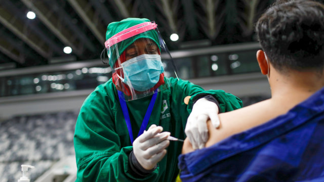Sejumlah tenaga kesehatan mendapatkan vaksinasi dosis pertama vaksin COVID-19 Sinovac di Istora Senayan, Jakarta, Kamis (4/2). Foto: Willy Kurniawan/REUTERS