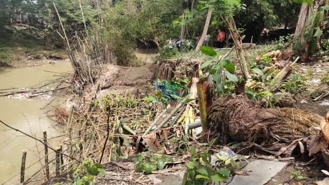 Kondisi tebing Kali Pacal yang berada di Desa Kabunan, Kecamatan Balen, Kabupaten Bojonegoro, tepatnya di sekitar Jembatan Kabunan, yang alami longsor. (foto: dan/beritabojonegoro)