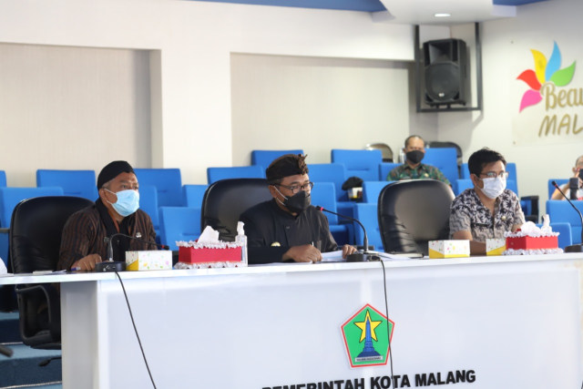 Wakil Wali Kota Malang, Sofyan Edi Jarwoko (tengah), saat membahas perumusan kebijakan pemberian insentif dan kemudahan investasi di Ngalam Command Center (NCC) Balai Kota Malang, pada Kamis (4/2/2021). Foto: Kominfo Kota Malang