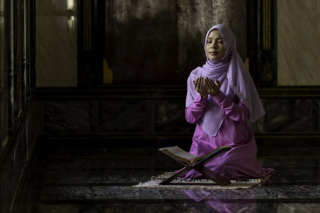 Ilustrasi Membaca Doa untuk Orang yang Sudah Meninggal. Sumber: Freepik.com