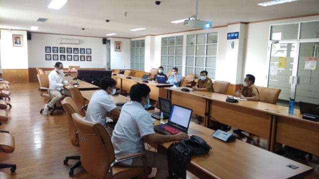 Plt. Koordinator Geosains, Asep Permana, saat membuka rapat koordinasi di Ruang Rapat Gedung C Pusat Survei Geologi, Senin (1/2). Dok: Bapelitbangda Kabupaten Lebak.