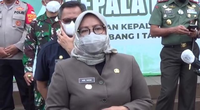 Bupati Bogor Ade Yasin di kantornya saat menyampaikan perkembangan COVID-19 di Kabupaten Bogor. Foto: Dok. Istimewa