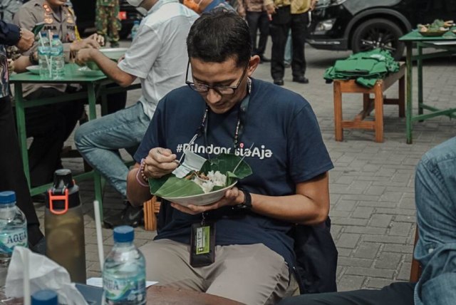 Sandiaga Uno mencoba nasi gemuk saat kunjungan ke Kepulauan Bangka Belitung, Jumat (5/2). Foto: Kemenparekraf