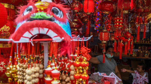 Penjualan pernak-pernik imlek di Glodok. Foto: ANTARA FOTO/Galih Pradipta