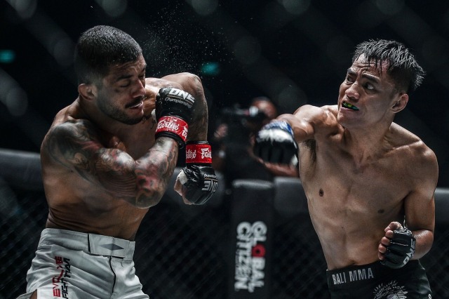 Aksi Stefer Rahardian saat berhadapan dengan mantan Juara Dunia ONE Strawweight Alex Silva (ONE Championship)
